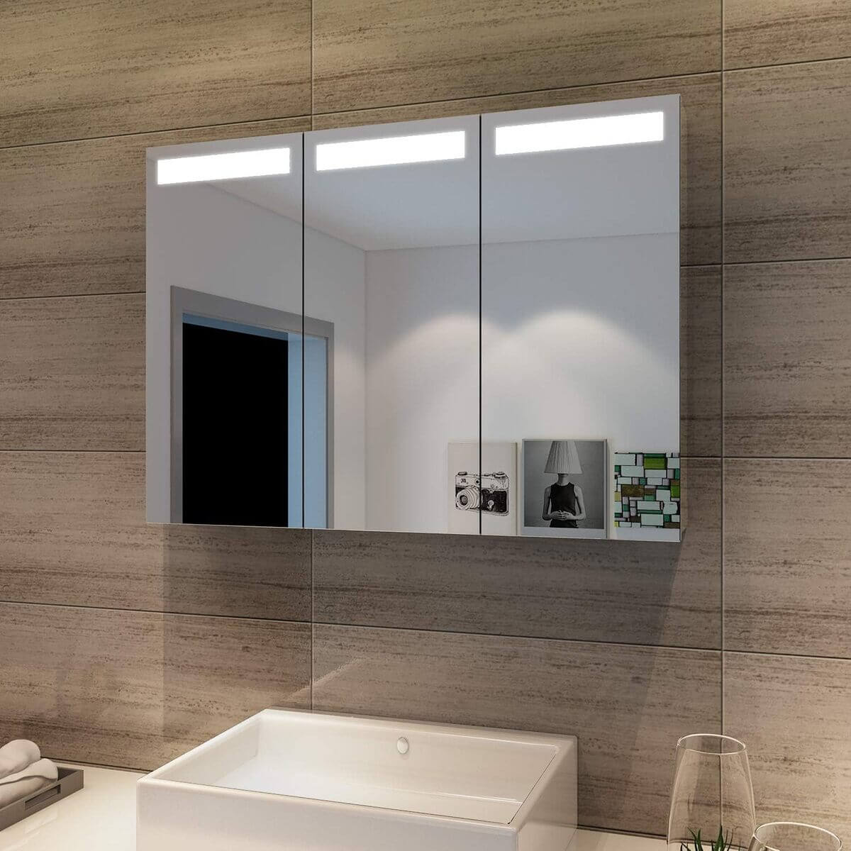 SONNI Spiegelschrank mit LED Beleuchtung 90 x 65 cm Dreitüriger Edelstahl Badezimmer Spiegelschrank mit Steckdose und Kippschalter, Scharnier Design, IP44