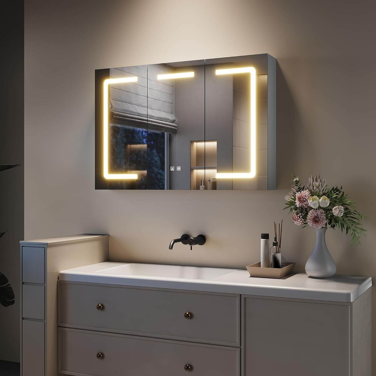 SONNI 3 Türiger Spiegelschrank Bad mit Beleuchtung LED Badezimmer Spiegelschrank mit Anti-Beschlag, Steckdose, 3 Lichtfarben, Dimmbar, Vollständig Montiert