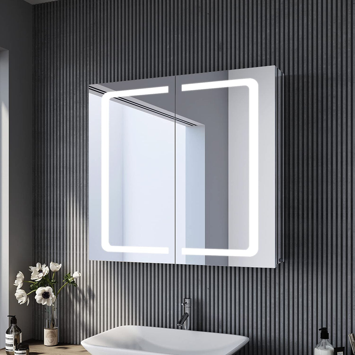 SONNI  Edelstahl LED Spiegelschrank mit Beleuchtung, Steckdose und Kippschalter fürs Badezimmer 70x65 cm