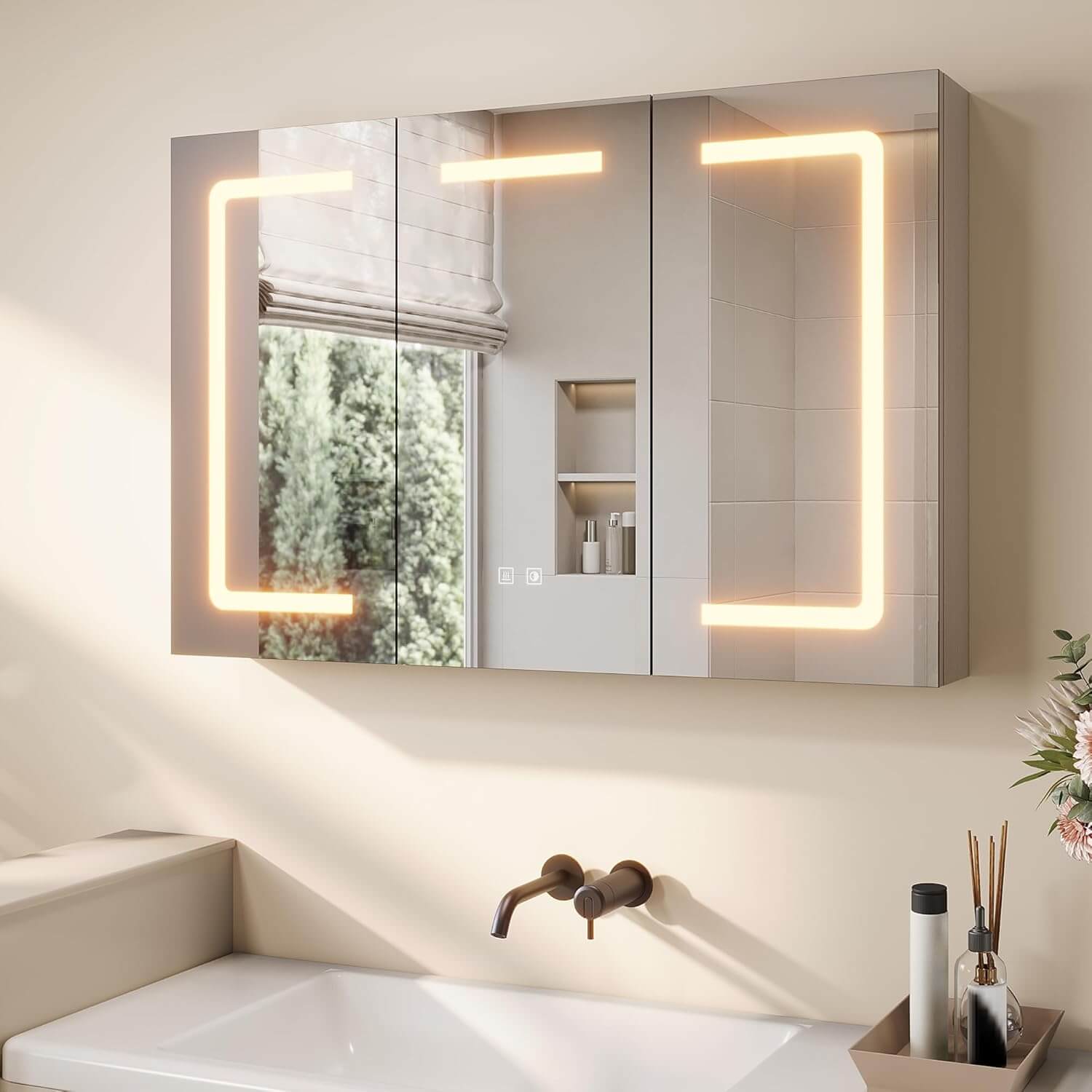 SONNI 3 Türiger Spiegelschrank Bad mit Beleuchtung LED Badezimmer Spiegelschrank mit Anti-Beschlag, Steckdose, 3 Lichtfarben, Dimmbar, Vollständig Montiert - Sonni Sanitär GmbH