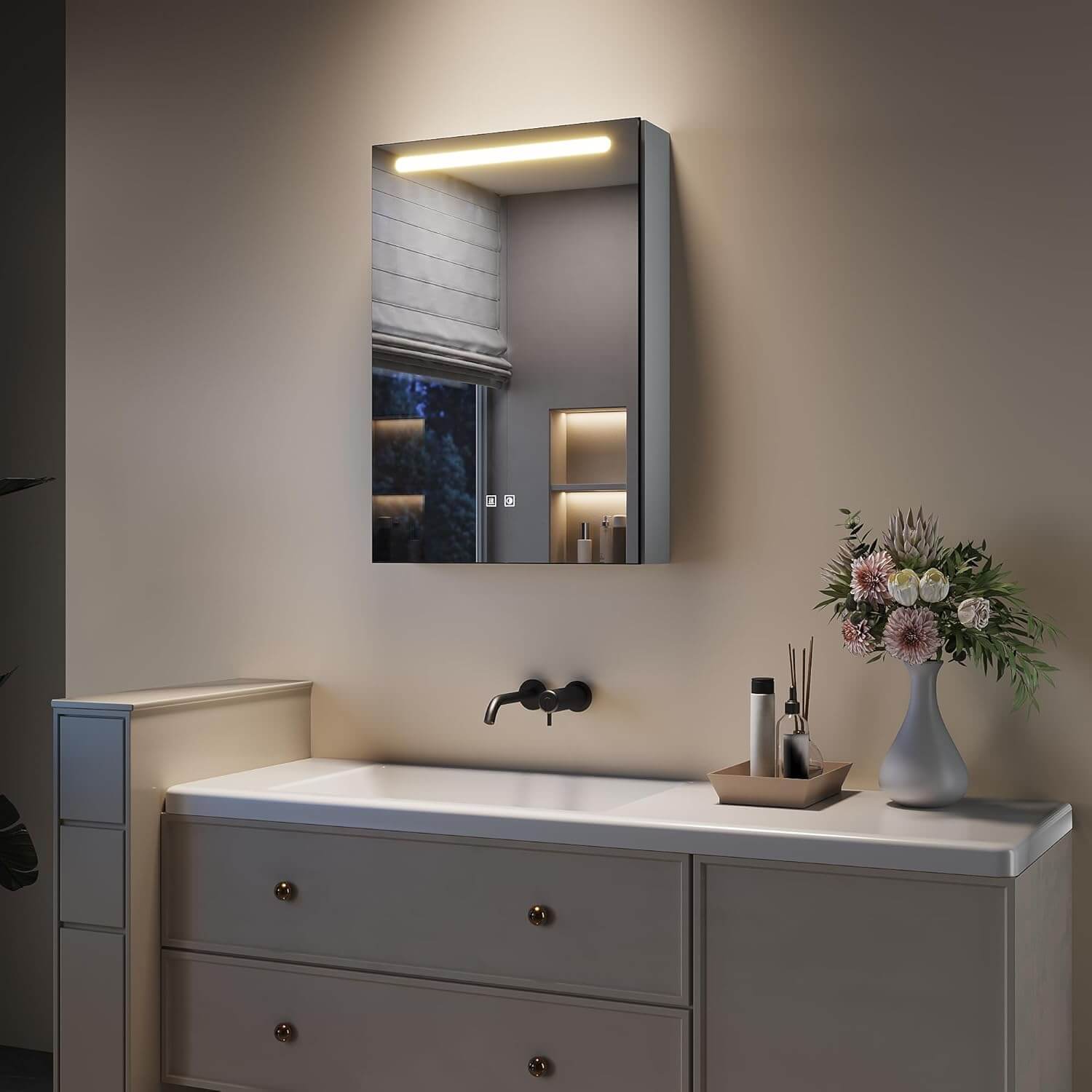 SONNI LED Spiegelschrank mit Make-up Ablage, Anti-Beschlag, Steckdose & Kosmetik-Organizer, 3 Lichtfarben Vollständig Montiert - Sonni Sanitär GmbH