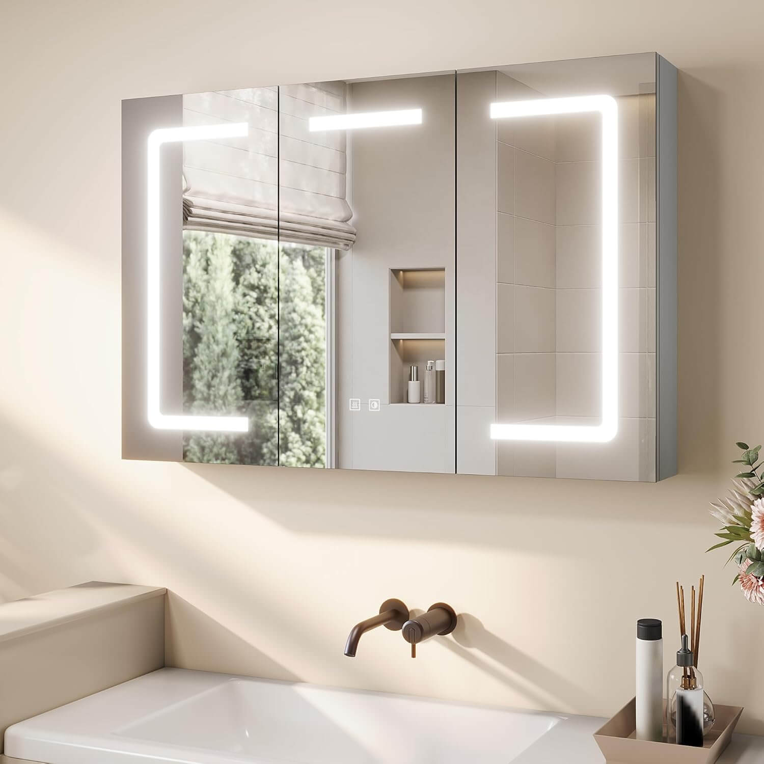 SONNI 3 Türiger Spiegelschrank Bad mit Beleuchtung LED Badezimmer Spiegelschrank mit Anti-Beschlag, Steckdose, 3 Lichtfarben, Dimmbar, Vollständig Montiert