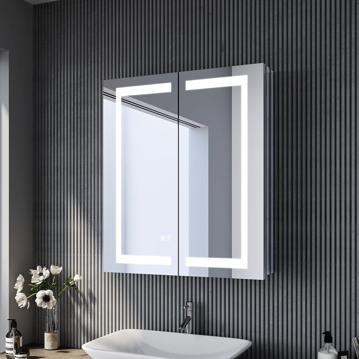 SONNI Bad mit Beleuchtung 60 cm breit Edelstahl Badezimmer-Spiegelschrank mit Beleuchtung und Steckdose Touchschalter Kabelloses Scharnier Design